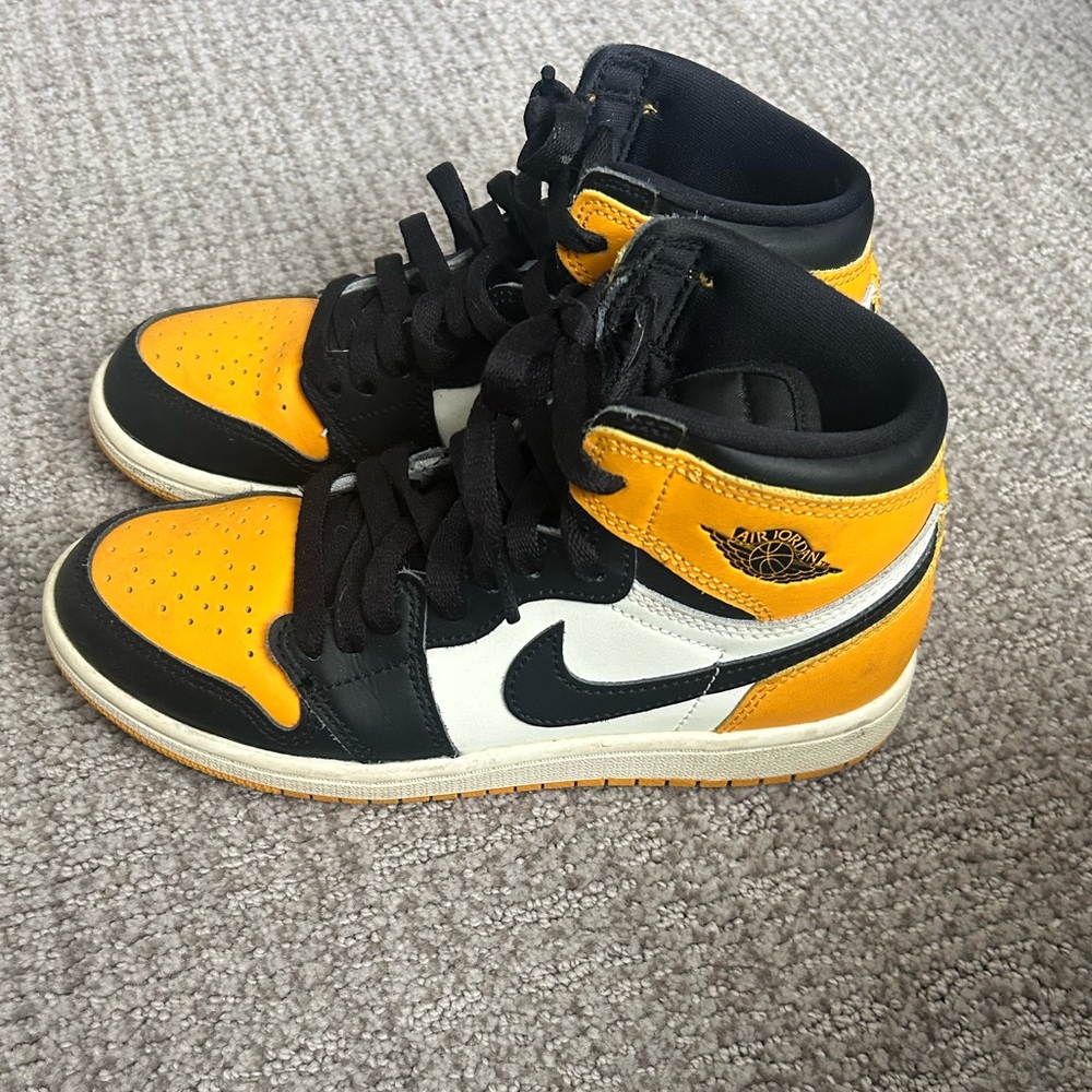 Boys- Air Jordan 1 Mid. Size 2.5